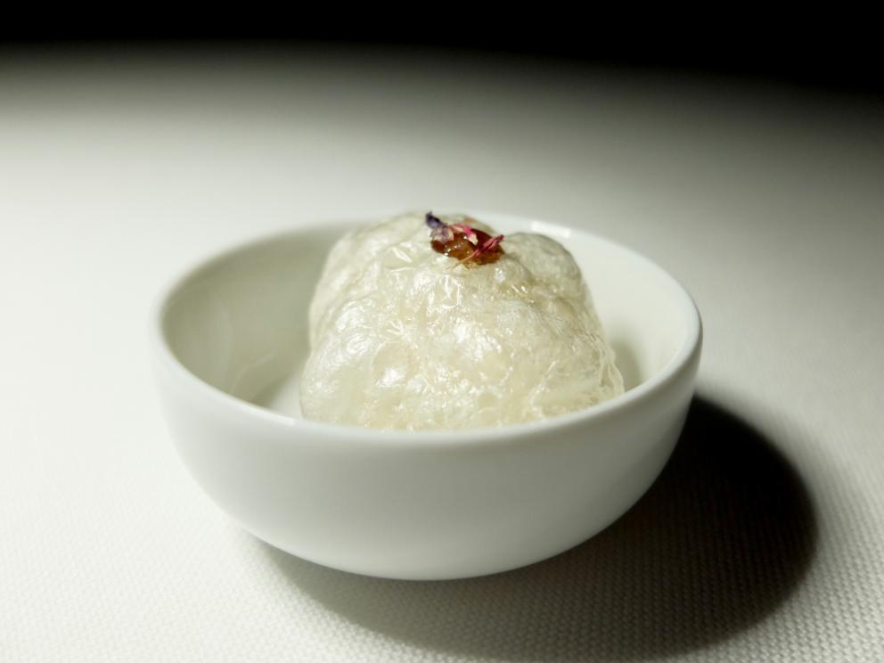 Galleria fotografica






La nostra cena al 12 Apostoli nelle foto di Tanio Liotta. S'inizia con Rapa rossa e caviale di aringa, con crème fraîche e lime









Baccalà, con curry, cipolla rossa e riso soffiato. Buonissimo 






