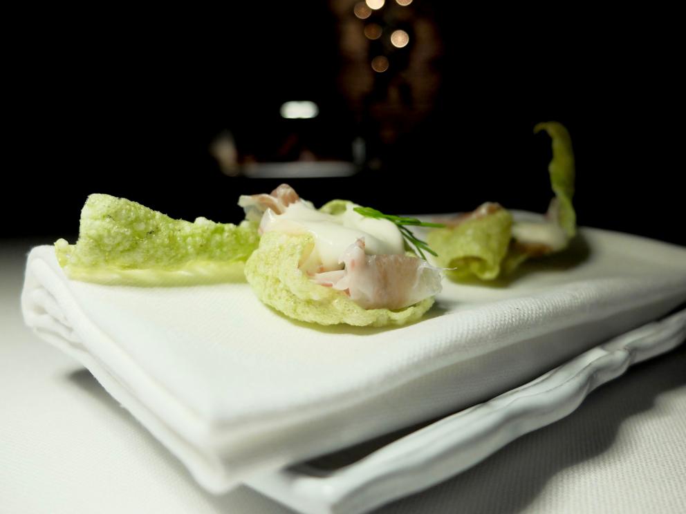 Galleria fotografica






La nostra cena al 12 Apostoli nelle foto di Tanio Liotta. S'inizia con Rapa rossa e caviale di aringa, con crème fraîche e lime









Baccalà, con curry, cipolla rossa e riso soffiato. Buonissimo 









Cotenna di maiale, rafano e salsa affumicata






