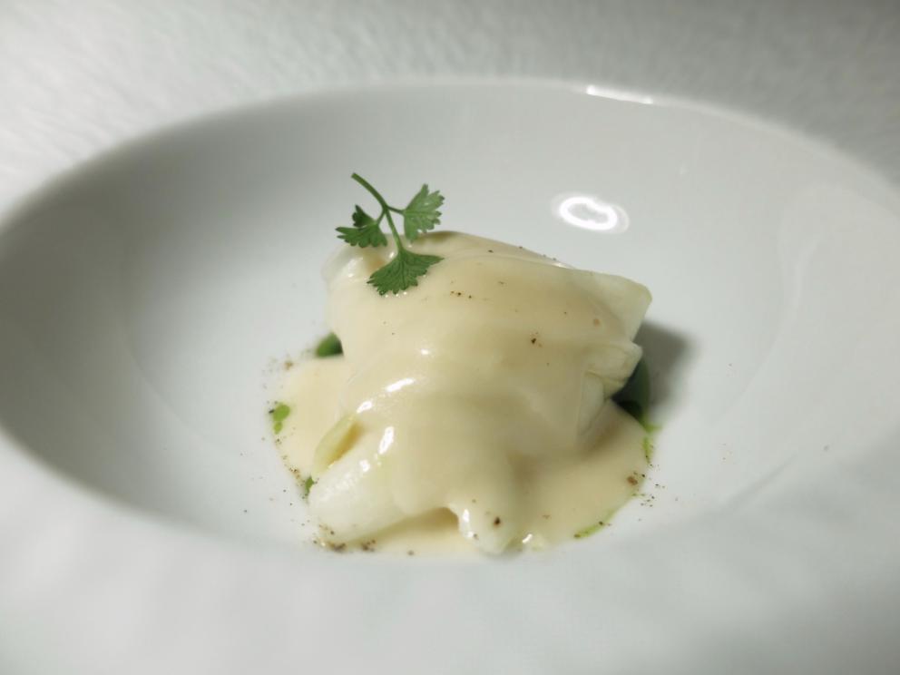 Galleria fotografica






La nostra cena al 12 Apostoli nelle foto di Tanio Liotta. S'inizia con Rapa rossa e caviale di aringa, con crème fraîche e lime









Baccalà, con curry, cipolla rossa e riso soffiato. Buonissimo 









Cotenna di maiale, rafano e salsa affumicata









Risi e bisi: cialda di riso e piselli, spuma di caprino e guanciale






