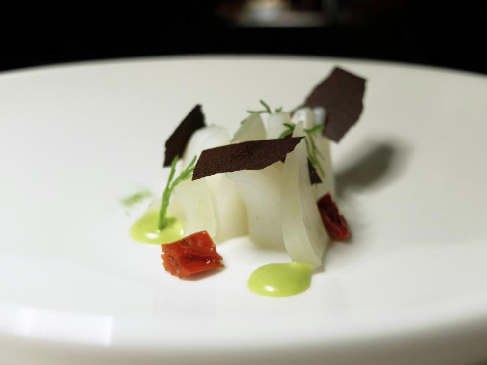 Galleria fotografica






La nostra cena al 12 Apostoli nelle foto di Tanio Liotta. S'inizia con Rapa rossa e caviale di aringa, con crème fraîche e lime









Baccalà, con curry, cipolla rossa e riso soffiato. Buonissimo 









Cotenna di maiale, rafano e salsa affumicata









Risi e bisi: cialda di riso e piselli, spuma di caprino e guanciale









Asparago al prosciutto, che viene stagionato 12 mesi, poi messo sottovuoto un mese nel Recioto e un altro mese nell'Amarone. Il piatto è una reinterpretazione di un classico anni '80, la pasta al prosciutto






