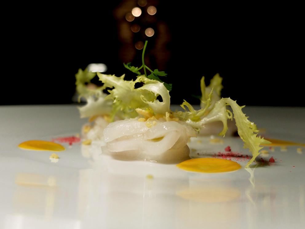 Galleria fotografica






La nostra cena al 12 Apostoli nelle foto di Tanio Liotta. S'inizia con Rapa rossa e caviale di aringa, con crème fraîche e lime









Baccalà, con curry, cipolla rossa e riso soffiato. Buonissimo 









Cotenna di maiale, rafano e salsa affumicata









Risi e bisi: cialda di riso e piselli, spuma di caprino e guanciale









Asparago al prosciutto, che viene stagionato 12 mesi, poi messo sottovuoto un mese nel Recioto e un altro mese nell'Amarone. Il piatto è una reinterpretazione di un classico anni '80, la pasta al prosciutto









Seppia, finocchio, aglio nero, con maionese d'erba cipollina









Brodo di tonno, zenzero e miso






