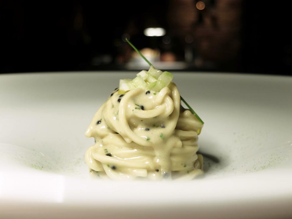 Galleria fotografica






La nostra cena al 12 Apostoli nelle foto di Tanio Liotta. S'inizia con Rapa rossa e caviale di aringa, con crème fraîche e lime









Baccalà, con curry, cipolla rossa e riso soffiato. Buonissimo 









Cotenna di maiale, rafano e salsa affumicata









Risi e bisi: cialda di riso e piselli, spuma di caprino e guanciale









Asparago al prosciutto, che viene stagionato 12 mesi, poi messo sottovuoto un mese nel Recioto e un altro mese nell'Amarone. Il piatto è una reinterpretazione di un classico anni '80, la pasta al prosciutto









Seppia, finocchio, aglio nero, con maionese d'erba cipollina









Brodo di tonno, zenzero e miso









Delizioso il San Pietro, pancetta, lamponi. Il pesce viene lavorato come se fosse un ceviche per 30 minuti, marinato allo yuzu con la sua acquetta. Risulta così molto idratato al morso, fresco, a contrastare il grasso della pancetta affumicata, l'acidità dei lamponi e il crunch dei corn flakes






