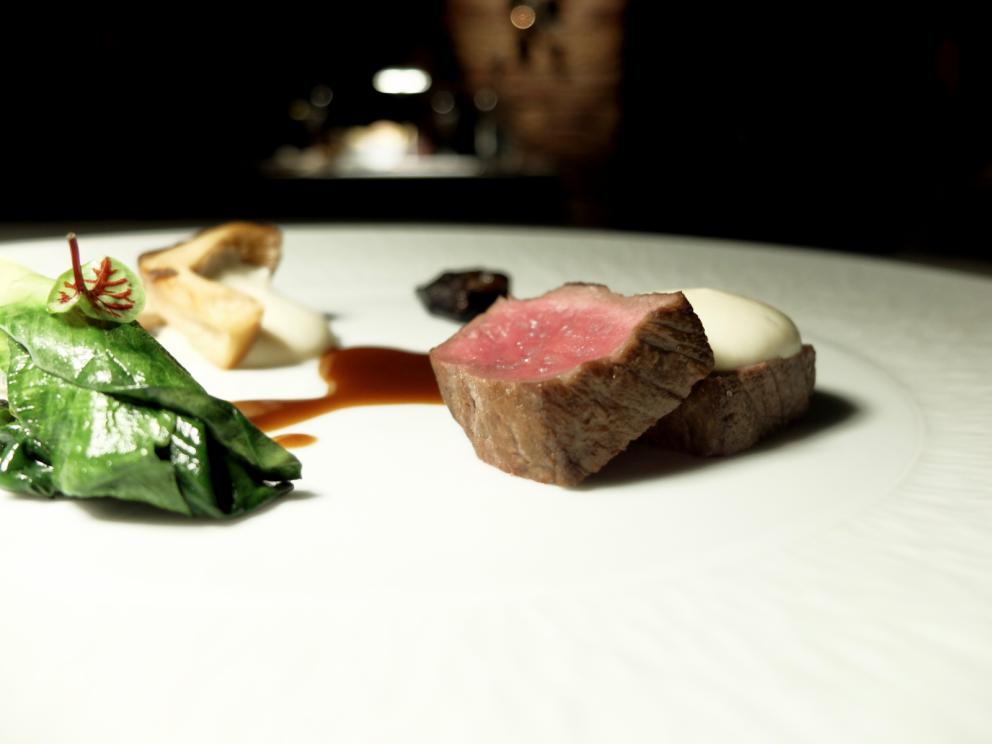 Galleria fotografica






La nostra cena al 12 Apostoli nelle foto di Tanio Liotta. S'inizia con Rapa rossa e caviale di aringa, con crème fraîche e lime









Baccalà, con curry, cipolla rossa e riso soffiato. Buonissimo 









Cotenna di maiale, rafano e salsa affumicata









Risi e bisi: cialda di riso e piselli, spuma di caprino e guanciale









Asparago al prosciutto, che viene stagionato 12 mesi, poi messo sottovuoto un mese nel Recioto e un altro mese nell'Amarone. Il piatto è una reinterpretazione di un classico anni '80, la pasta al prosciutto









Seppia, finocchio, aglio nero, con maionese d'erba cipollina









Brodo di tonno, zenzero e miso









Delizioso il San Pietro, pancetta, lamponi. Il pesce viene lavorato come se fosse un ceviche per 30 minuti, marinato allo yuzu con la sua acquetta. Risulta così molto idratato al morso, fresco, a contrastare il grasso della pancetta affumicata, l'acidità dei lamponi e il crunch dei corn flakes









Spaghettino in salsa di ostrica e lardo. Superbo. Lo spaghettino è del pastificio Rubiero, artigianale, texture non al dente, lunga essicazione. È condito anche con caviale e sedano croccante. Piatto che spacca, «Andrea Grignaffini lo vorrebbe freddo», lo chef non è d'accordo, «tra l'altro assomiglierebbe troppo all'Insalata di spaghetti al caviale ed erba cipollina di Marchesi».









Sontuosa la Finanziera, risotto bianco con frattaglie al Porto. Eccellenza pura: cuori di vitello, durelli di pollo, animelle di vitello splendidamente croccanti, poi foglie di cumino e gocce di Porto, il tutto a condire un risotto di Vialone nano alla parmigiana






