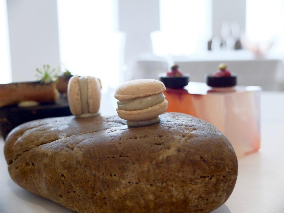 Galleria fotograficaUn pranzo di gran livello da Alessandro Mecca, nelle foto di Tanio Liotta. S'inizia con il Cannolo di pasta fillo e insalatina di granseola
Cioccolatino di cacao amaro, fassona e salsa acida: buonissimo
