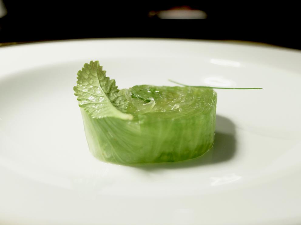 Galleria fotografica






La nostra cena al 12 Apostoli nelle foto di Tanio Liotta. S'inizia con Rapa rossa e caviale di aringa, con crème fraîche e lime









Baccalà, con curry, cipolla rossa e riso soffiato. Buonissimo 









Cotenna di maiale, rafano e salsa affumicata









Risi e bisi: cialda di riso e piselli, spuma di caprino e guanciale









Asparago al prosciutto, che viene stagionato 12 mesi, poi messo sottovuoto un mese nel Recioto e un altro mese nell'Amarone. Il piatto è una reinterpretazione di un classico anni '80, la pasta al prosciutto









Seppia, finocchio, aglio nero, con maionese d'erba cipollina









Brodo di tonno, zenzero e miso









Delizioso il San Pietro, pancetta, lamponi. Il pesce viene lavorato come se fosse un ceviche per 30 minuti, marinato allo yuzu con la sua acquetta. Risulta così molto idratato al morso, fresco, a contrastare il grasso della pancetta affumicata, l'acidità dei lamponi e il crunch dei corn flakes









Spaghettino in salsa di ostrica e lardo. Superbo. Lo spaghettino è del pastificio Rubiero, artigianale, texture non al dente, lunga essicazione. È condito anche con caviale e sedano croccante. Piatto che spacca, «Andrea Grignaffini lo vorrebbe freddo», lo chef non è d'accordo, «tra l'altro assomiglierebbe troppo all'Insalata di spaghetti al caviale ed erba cipollina di Marchesi».









Sontuosa la Finanziera, risotto bianco con frattaglie al Porto. Eccellenza pura: cuori di vitello, durelli di pollo, animelle di vitello splendidamente croccanti, poi foglie di cumino e gocce di Porto, il tutto a condire un risotto di Vialone nano alla parmigiana









Cervo al rooibos: lombatina di cervo cacciato, spuma di sedano rapa, prugne (fondamentali), rooibos, fungo grumolo. Eccellente






