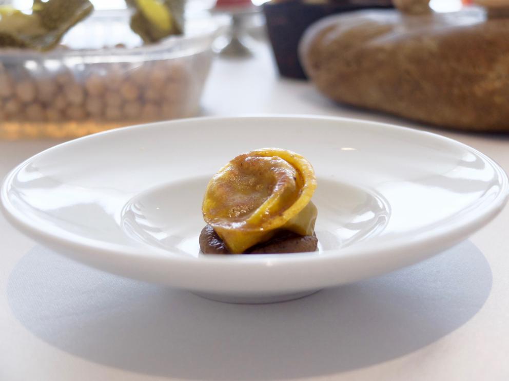 Galleria fotograficaUn pranzo di gran livello da Alessandro Mecca, nelle foto di Tanio Liotta. S'inizia con il Cannolo di pasta fillo e insalatina di granseola
Cioccolatino di cacao amaro, fassona e salsa acida: buonissimo
Macarons di blu di Moncenisio
Pomodorino ricostruito (con salsa tonnata e gel di peperone)
Cialda di alga nori con baccal&agrave; mantecato
