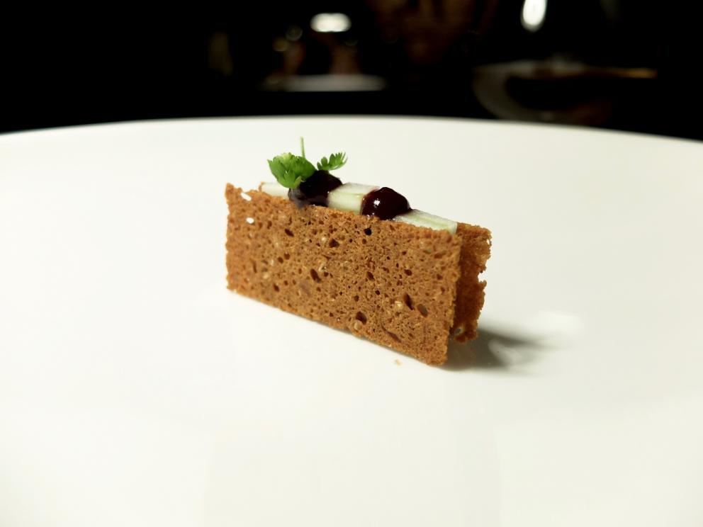 Galleria fotografica






La nostra cena al 12 Apostoli nelle foto di Tanio Liotta. S'inizia con Rapa rossa e caviale di aringa, con crème fraîche e lime









Baccalà, con curry, cipolla rossa e riso soffiato. Buonissimo 









Cotenna di maiale, rafano e salsa affumicata









Risi e bisi: cialda di riso e piselli, spuma di caprino e guanciale









Asparago al prosciutto, che viene stagionato 12 mesi, poi messo sottovuoto un mese nel Recioto e un altro mese nell'Amarone. Il piatto è una reinterpretazione di un classico anni '80, la pasta al prosciutto









Seppia, finocchio, aglio nero, con maionese d'erba cipollina









Brodo di tonno, zenzero e miso









Delizioso il San Pietro, pancetta, lamponi. Il pesce viene lavorato come se fosse un ceviche per 30 minuti, marinato allo yuzu con la sua acquetta. Risulta così molto idratato al morso, fresco, a contrastare il grasso della pancetta affumicata, l'acidità dei lamponi e il crunch dei corn flakes









Spaghettino in salsa di ostrica e lardo. Superbo. Lo spaghettino è del pastificio Rubiero, artigianale, texture non al dente, lunga essicazione. È condito anche con caviale e sedano croccante. Piatto che spacca, «Andrea Grignaffini lo vorrebbe freddo», lo chef non è d'accordo, «tra l'altro assomiglierebbe troppo all'Insalata di spaghetti al caviale ed erba cipollina di Marchesi».









Sontuosa la Finanziera, risotto bianco con frattaglie al Porto. Eccellenza pura: cuori di vitello, durelli di pollo, animelle di vitello splendidamente croccanti, poi foglie di cumino e gocce di Porto, il tutto a condire un risotto di Vialone nano alla parmigiana









Cervo al rooibos: lombatina di cervo cacciato, spuma di sedano rapa, prugne (fondamentali), rooibos, fungo grumolo. Eccellente









Cuore di lattuga in osmosi di sale e salsa al curry rosso, «diventa una specie di kimchi»






