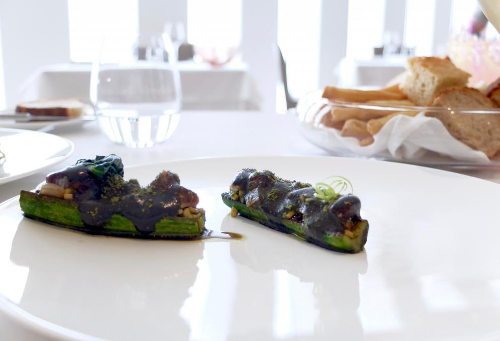 Galleria fotograficaUn pranzo di gran livello da Alessandro Mecca, nelle foto di Tanio Liotta. S'inizia con il Cannolo di pasta fillo e insalatina di granseola
Cioccolatino di cacao amaro, fassona e salsa acida: buonissimo
Macarons di blu di Moncenisio
Pomodorino ricostruito (con salsa tonnata e gel di peperone)
Cialda di alga nori con baccal&agrave; mantecato
Delizioso il Raviolo di coda alla vaccinara con crema di melanzane e la sua salsa
Tokino, taccole e Patanegra: i ciuffi dei calamaretti sono fritti, le teste alla piastra; le taccole sono ripiene di piselli e Patanegra. Poi polvere di cipolla bruciata, maionese, clorofilla di prezzemolo. Piatto golosissimo
