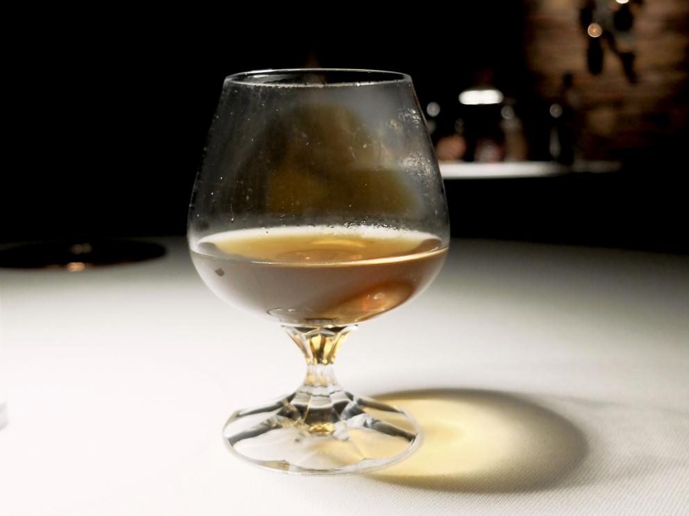 Galleria fotografica






La nostra cena al 12 Apostoli nelle foto di Tanio Liotta. S'inizia con Rapa rossa e caviale di aringa, con crème fraîche e lime









Baccalà, con curry, cipolla rossa e riso soffiato. Buonissimo 









Cotenna di maiale, rafano e salsa affumicata









Risi e bisi: cialda di riso e piselli, spuma di caprino e guanciale









Asparago al prosciutto, che viene stagionato 12 mesi, poi messo sottovuoto un mese nel Recioto e un altro mese nell'Amarone. Il piatto è una reinterpretazione di un classico anni '80, la pasta al prosciutto









Seppia, finocchio, aglio nero, con maionese d'erba cipollina









Brodo di tonno, zenzero e miso









Delizioso il San Pietro, pancetta, lamponi. Il pesce viene lavorato come se fosse un ceviche per 30 minuti, marinato allo yuzu con la sua acquetta. Risulta così molto idratato al morso, fresco, a contrastare il grasso della pancetta affumicata, l'acidità dei lamponi e il crunch dei corn flakes









Spaghettino in salsa di ostrica e lardo. Superbo. Lo spaghettino è del pastificio Rubiero, artigianale, texture non al dente, lunga essicazione. È condito anche con caviale e sedano croccante. Piatto che spacca, «Andrea Grignaffini lo vorrebbe freddo», lo chef non è d'accordo, «tra l'altro assomiglierebbe troppo all'Insalata di spaghetti al caviale ed erba cipollina di Marchesi».









Sontuosa la Finanziera, risotto bianco con frattaglie al Porto. Eccellenza pura: cuori di vitello, durelli di pollo, animelle di vitello splendidamente croccanti, poi foglie di cumino e gocce di Porto, il tutto a condire un risotto di Vialone nano alla parmigiana









Cervo al rooibos: lombatina di cervo cacciato, spuma di sedano rapa, prugne (fondamentali), rooibos, fungo grumolo. Eccellente









Cuore di lattuga in osmosi di sale e salsa al curry rosso, «diventa una specie di kimchi»









Sandwich di fegato, con pan di spezie, fegatini di pollo e foie gras, gel di Recioto e cavolo rapa






