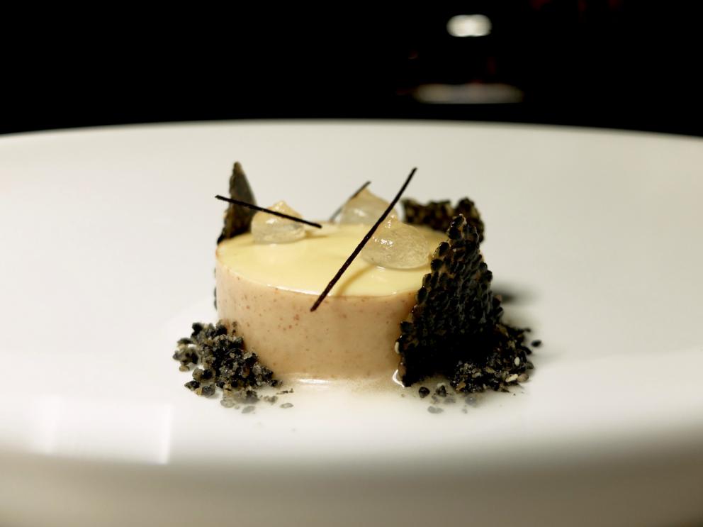 Galleria fotografica






La nostra cena al 12 Apostoli nelle foto di Tanio Liotta. S'inizia con Rapa rossa e caviale di aringa, con crème fraîche e lime









Baccalà, con curry, cipolla rossa e riso soffiato. Buonissimo 









Cotenna di maiale, rafano e salsa affumicata









Risi e bisi: cialda di riso e piselli, spuma di caprino e guanciale









Asparago al prosciutto, che viene stagionato 12 mesi, poi messo sottovuoto un mese nel Recioto e un altro mese nell'Amarone. Il piatto è una reinterpretazione di un classico anni '80, la pasta al prosciutto









Seppia, finocchio, aglio nero, con maionese d'erba cipollina









Brodo di tonno, zenzero e miso









Delizioso il San Pietro, pancetta, lamponi. Il pesce viene lavorato come se fosse un ceviche per 30 minuti, marinato allo yuzu con la sua acquetta. Risulta così molto idratato al morso, fresco, a contrastare il grasso della pancetta affumicata, l'acidità dei lamponi e il crunch dei corn flakes









Spaghettino in salsa di ostrica e lardo. Superbo. Lo spaghettino è del pastificio Rubiero, artigianale, texture non al dente, lunga essicazione. È condito anche con caviale e sedano croccante. Piatto che spacca, «Andrea Grignaffini lo vorrebbe freddo», lo chef non è d'accordo, «tra l'altro assomiglierebbe troppo all'Insalata di spaghetti al caviale ed erba cipollina di Marchesi».









Sontuosa la Finanziera, risotto bianco con frattaglie al Porto. Eccellenza pura: cuori di vitello, durelli di pollo, animelle di vitello splendidamente croccanti, poi foglie di cumino e gocce di Porto, il tutto a condire un risotto di Vialone nano alla parmigiana









Cervo al rooibos: lombatina di cervo cacciato, spuma di sedano rapa, prugne (fondamentali), rooibos, fungo grumolo. Eccellente









Cuore di lattuga in osmosi di sale e salsa al curry rosso, «diventa una specie di kimchi»









Sandwich di fegato, con pan di spezie, fegatini di pollo e foie gras, gel di Recioto e cavolo rapa









Brodo di lepre, whiskey, arancia






