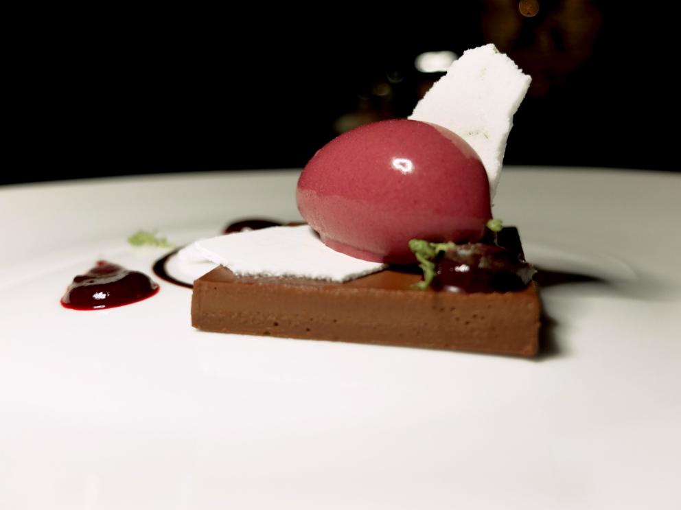 Galleria fotografica






La nostra cena al 12 Apostoli nelle foto di Tanio Liotta. S'inizia con Rapa rossa e caviale di aringa, con crème fraîche e lime









Baccalà, con curry, cipolla rossa e riso soffiato. Buonissimo 









Cotenna di maiale, rafano e salsa affumicata









Risi e bisi: cialda di riso e piselli, spuma di caprino e guanciale









Asparago al prosciutto, che viene stagionato 12 mesi, poi messo sottovuoto un mese nel Recioto e un altro mese nell'Amarone. Il piatto è una reinterpretazione di un classico anni '80, la pasta al prosciutto









Seppia, finocchio, aglio nero, con maionese d'erba cipollina









Brodo di tonno, zenzero e miso









Delizioso il San Pietro, pancetta, lamponi. Il pesce viene lavorato come se fosse un ceviche per 30 minuti, marinato allo yuzu con la sua acquetta. Risulta così molto idratato al morso, fresco, a contrastare il grasso della pancetta affumicata, l'acidità dei lamponi e il crunch dei corn flakes









Spaghettino in salsa di ostrica e lardo. Superbo. Lo spaghettino è del pastificio Rubiero, artigianale, texture non al dente, lunga essicazione. È condito anche con caviale e sedano croccante. Piatto che spacca, «Andrea Grignaffini lo vorrebbe freddo», lo chef non è d'accordo, «tra l'altro assomiglierebbe troppo all'Insalata di spaghetti al caviale ed erba cipollina di Marchesi».









Sontuosa la Finanziera, risotto bianco con frattaglie al Porto. Eccellenza pura: cuori di vitello, durelli di pollo, animelle di vitello splendidamente croccanti, poi foglie di cumino e gocce di Porto, il tutto a condire un risotto di Vialone nano alla parmigiana









Cervo al rooibos: lombatina di cervo cacciato, spuma di sedano rapa, prugne (fondamentali), rooibos, fungo grumolo. Eccellente









Cuore di lattuga in osmosi di sale e salsa al curry rosso, «diventa una specie di kimchi»









Sandwich di fegato, con pan di spezie, fegatini di pollo e foie gras, gel di Recioto e cavolo rapa









Brodo di lepre, whiskey, arancia









Maracuja e sesamo






