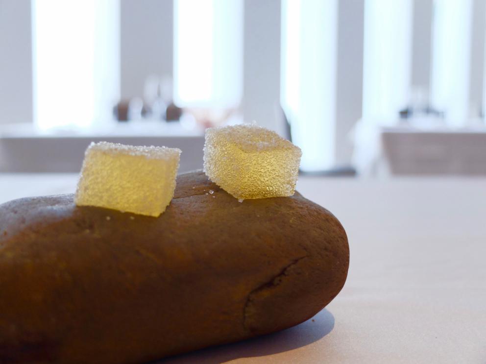 Galleria fotograficaUn pranzo di gran livello da Alessandro Mecca, nelle foto di Tanio Liotta. S'inizia con il Cannolo di pasta fillo e insalatina di granseola
Cioccolatino di cacao amaro, fassona e salsa acida: buonissimo
Macarons di blu di Moncenisio
Pomodorino ricostruito (con salsa tonnata e gel di peperone)
Cialda di alga nori con baccal&agrave; mantecato
Delizioso il Raviolo di coda alla vaccinara con crema di melanzane e la sua salsa
Tokino, taccole e Patanegra: i ciuffi dei calamaretti sono fritti, le teste alla piastra; le taccole sono ripiene di piselli e Patanegra. Poi polvere di cipolla bruciata, maionese, clorofilla di prezzemolo. Piatto golosissimo
Zucchine matita, barracuda marinato e tenerume, con salsa di soia e crema di zabaione salato al nero di seppia
Dentice all&rsquo;acqua pazza: acqua di pomodoro, battuta di dentice, crema di aglio gentile, salsa di prezzemolo, di zafferano, salvia disidratata, cipolla bruciata
Lattughino, olive, semi di zucca, insalata liquida e fettunta
Molto buono il&nbsp;Risotto all&rsquo;acqua, uovo e uova, con caviale iraniano Oscietra, bottarga di muggine greca, ricci di mare, caviale di lumaca, tuorlo d'uovo grattugiato
Piccione e rosmarino: coscia e petto in due servizi, con&nbsp;pak choi
La cottura &egrave; classica
Baccal&agrave;, anguria croccante
