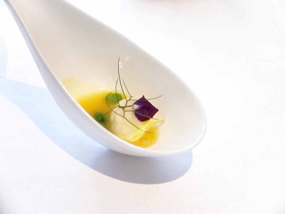 Galleria fotograficaUn pranzo di gran livello da Alessandro Mecca, nelle foto di Tanio Liotta. S'inizia con il Cannolo di pasta fillo e insalatina di granseola
Cioccolatino di cacao amaro, fassona e salsa acida: buonissimo
Macarons di blu di Moncenisio
Pomodorino ricostruito (con salsa tonnata e gel di peperone)
Cialda di alga nori con baccal&agrave; mantecato
Delizioso il Raviolo di coda alla vaccinara con crema di melanzane e la sua salsa
Tokino, taccole e Patanegra: i ciuffi dei calamaretti sono fritti, le teste alla piastra; le taccole sono ripiene di piselli e Patanegra. Poi polvere di cipolla bruciata, maionese, clorofilla di prezzemolo. Piatto golosissimo
Zucchine matita, barracuda marinato e tenerume, con salsa di soia e crema di zabaione salato al nero di seppia
Dentice all&rsquo;acqua pazza: acqua di pomodoro, battuta di dentice, crema di aglio gentile, salsa di prezzemolo, di zafferano, salvia disidratata, cipolla bruciata
Lattughino, olive, semi di zucca, insalata liquida e fettunta
Molto buono il&nbsp;Risotto all&rsquo;acqua, uovo e uova, con caviale iraniano Oscietra, bottarga di muggine greca, ricci di mare, caviale di lumaca, tuorlo d'uovo grattugiato
Piccione e rosmarino: coscia e petto in due servizi, con&nbsp;pak choi
La cottura &egrave; classica
Baccal&agrave;, anguria croccante
Gelatine di bergamotto
