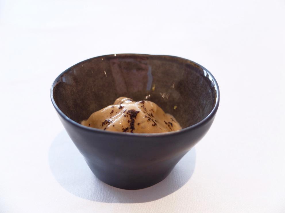 Galleria fotograficaUn pranzo di gran livello da Alessandro Mecca, nelle foto di Tanio Liotta. S'inizia con il Cannolo di pasta fillo e insalatina di granseola
Cioccolatino di cacao amaro, fassona e salsa acida: buonissimo
Macarons di blu di Moncenisio
Pomodorino ricostruito (con salsa tonnata e gel di peperone)
Cialda di alga nori con baccal&agrave; mantecato
Delizioso il Raviolo di coda alla vaccinara con crema di melanzane e la sua salsa
Tokino, taccole e Patanegra: i ciuffi dei calamaretti sono fritti, le teste alla piastra; le taccole sono ripiene di piselli e Patanegra. Poi polvere di cipolla bruciata, maionese, clorofilla di prezzemolo. Piatto golosissimo
Zucchine matita, barracuda marinato e tenerume, con salsa di soia e crema di zabaione salato al nero di seppia
Dentice all&rsquo;acqua pazza: acqua di pomodoro, battuta di dentice, crema di aglio gentile, salsa di prezzemolo, di zafferano, salvia disidratata, cipolla bruciata
Lattughino, olive, semi di zucca, insalata liquida e fettunta
Molto buono il&nbsp;Risotto all&rsquo;acqua, uovo e uova, con caviale iraniano Oscietra, bottarga di muggine greca, ricci di mare, caviale di lumaca, tuorlo d'uovo grattugiato
Piccione e rosmarino: coscia e petto in due servizi, con&nbsp;pak choi
La cottura &egrave; classica
Baccal&agrave;, anguria croccante
Gelatine di bergamotto
Mousse al cioccolato bianco, passion fruit e piselli
