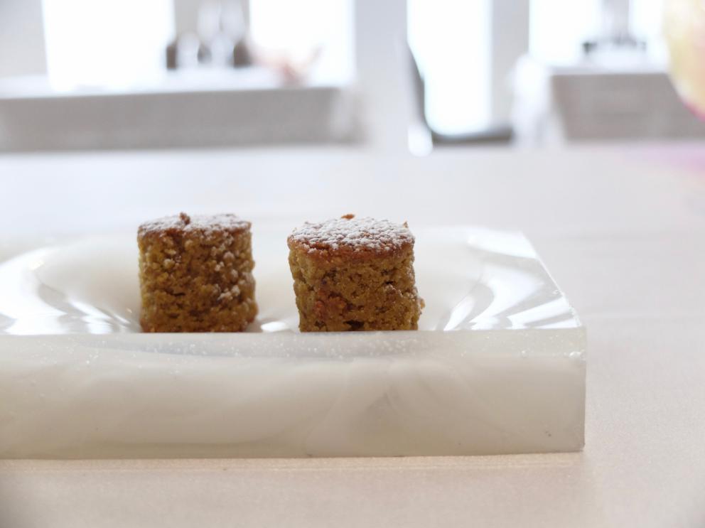 Galleria fotograficaUn pranzo di gran livello da Alessandro Mecca, nelle foto di Tanio Liotta. S'inizia con il Cannolo di pasta fillo e insalatina di granseola
Cioccolatino di cacao amaro, fassona e salsa acida: buonissimo
Macarons di blu di Moncenisio
Pomodorino ricostruito (con salsa tonnata e gel di peperone)
Cialda di alga nori con baccal&agrave; mantecato
Delizioso il Raviolo di coda alla vaccinara con crema di melanzane e la sua salsa
Tokino, taccole e Patanegra: i ciuffi dei calamaretti sono fritti, le teste alla piastra; le taccole sono ripiene di piselli e Patanegra. Poi polvere di cipolla bruciata, maionese, clorofilla di prezzemolo. Piatto golosissimo
Zucchine matita, barracuda marinato e tenerume, con salsa di soia e crema di zabaione salato al nero di seppia
Dentice all&rsquo;acqua pazza: acqua di pomodoro, battuta di dentice, crema di aglio gentile, salsa di prezzemolo, di zafferano, salvia disidratata, cipolla bruciata
Lattughino, olive, semi di zucca, insalata liquida e fettunta
Molto buono il&nbsp;Risotto all&rsquo;acqua, uovo e uova, con caviale iraniano Oscietra, bottarga di muggine greca, ricci di mare, caviale di lumaca, tuorlo d'uovo grattugiato
Piccione e rosmarino: coscia e petto in due servizi, con&nbsp;pak choi
La cottura &egrave; classica
Baccal&agrave;, anguria croccante
Gelatine di bergamotto
Mousse al cioccolato bianco, passion fruit e piselli
Mousse al caff&eacute; e scorze di limone
