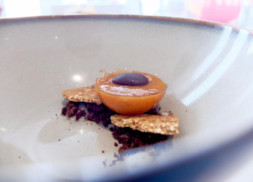 Galleria fotograficaUn pranzo di gran livello da Alessandro Mecca, nelle foto di Tanio Liotta. S'inizia con il Cannolo di pasta fillo e insalatina di granseola
Cioccolatino di cacao amaro, fassona e salsa acida: buonissimo
Macarons di blu di Moncenisio
Pomodorino ricostruito (con salsa tonnata e gel di peperone)
Cialda di alga nori con baccal&agrave; mantecato
Delizioso il Raviolo di coda alla vaccinara con crema di melanzane e la sua salsa
Tokino, taccole e Patanegra: i ciuffi dei calamaretti sono fritti, le teste alla piastra; le taccole sono ripiene di piselli e Patanegra. Poi polvere di cipolla bruciata, maionese, clorofilla di prezzemolo. Piatto golosissimo
Zucchine matita, barracuda marinato e tenerume, con salsa di soia e crema di zabaione salato al nero di seppia
Dentice all&rsquo;acqua pazza: acqua di pomodoro, battuta di dentice, crema di aglio gentile, salsa di prezzemolo, di zafferano, salvia disidratata, cipolla bruciata
Lattughino, olive, semi di zucca, insalata liquida e fettunta
Molto buono il&nbsp;Risotto all&rsquo;acqua, uovo e uova, con caviale iraniano Oscietra, bottarga di muggine greca, ricci di mare, caviale di lumaca, tuorlo d'uovo grattugiato
Piccione e rosmarino: coscia e petto in due servizi, con&nbsp;pak choi
La cottura &egrave; classica
Baccal&agrave;, anguria croccante
Gelatine di bergamotto
Mousse al cioccolato bianco, passion fruit e piselli
Mousse al caff&eacute; e scorze di limone
Morbido di nocciola
