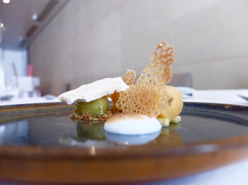 Galleria fotograficaUn pranzo di gran livello da Alessandro Mecca, nelle foto di Tanio Liotta. S'inizia con il Cannolo di pasta fillo e insalatina di granseola
Cioccolatino di cacao amaro, fassona e salsa acida: buonissimo
Macarons di blu di Moncenisio
Pomodorino ricostruito (con salsa tonnata e gel di peperone)
Cialda di alga nori con baccal&agrave; mantecato
Delizioso il Raviolo di coda alla vaccinara con crema di melanzane e la sua salsa
Tokino, taccole e Patanegra: i ciuffi dei calamaretti sono fritti, le teste alla piastra; le taccole sono ripiene di piselli e Patanegra. Poi polvere di cipolla bruciata, maionese, clorofilla di prezzemolo. Piatto golosissimo
Zucchine matita, barracuda marinato e tenerume, con salsa di soia e crema di zabaione salato al nero di seppia
Dentice all&rsquo;acqua pazza: acqua di pomodoro, battuta di dentice, crema di aglio gentile, salsa di prezzemolo, di zafferano, salvia disidratata, cipolla bruciata
Lattughino, olive, semi di zucca, insalata liquida e fettunta
Molto buono il&nbsp;Risotto all&rsquo;acqua, uovo e uova, con caviale iraniano Oscietra, bottarga di muggine greca, ricci di mare, caviale di lumaca, tuorlo d'uovo grattugiato
Piccione e rosmarino: coscia e petto in due servizi, con&nbsp;pak choi
La cottura &egrave; classica
Baccal&agrave;, anguria croccante
Gelatine di bergamotto
Mousse al cioccolato bianco, passion fruit e piselli
Mousse al caff&eacute; e scorze di limone
Morbido di nocciola
Albicocca, caramello, mandorla salata e cappero disidratato
