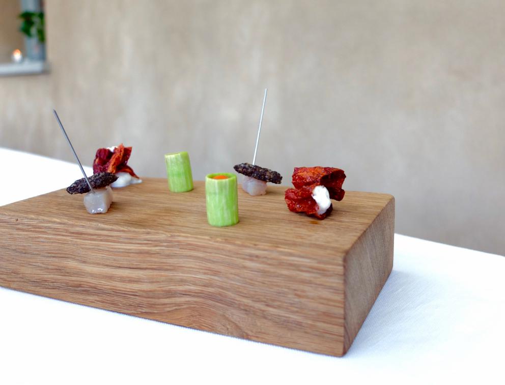 Photogallery






Our dinner, in Tanio Liotta's photos. First appetizers: Fried chicken skin with tomato mayonnaise and a new take on the "alla bella Rosina" egg - in this case the egg is a quail egg with passion fruit









Fried nettles with Maldon salt​






