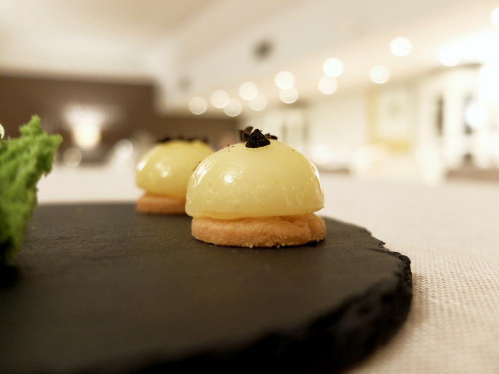 Galleria fotograficaLa nostra cena negli scatti di Tanio Liotta. S'inizia tranquilli con Crema di caprino, pere e noci
Cannolo di mais, tartare di manzo, confettura di fichi. Qui l'aroma della confettura &egrave; fin troppo prevalente, ma gi&agrave; si evidenzia una (bella) caratteristica della cucina di Pepe: l'uso intelligente delle note dolci, anche nei piatti salati
