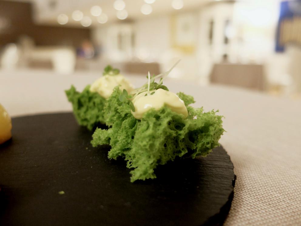 Galleria fotograficaLa nostra cena negli scatti di Tanio Liotta. S'inizia tranquilli con Crema di caprino, pere e noci
Cannolo di mais, tartare di manzo, confettura di fichi. Qui l'aroma della confettura &egrave; fin troppo prevalente, ma gi&agrave; si evidenzia una (bella) caratteristica della cucina di Pepe: l'uso intelligente delle note dolci, anche nei piatti salati
Biscotto d'acciughe, gel d'arancia, finocchio, olive nere
