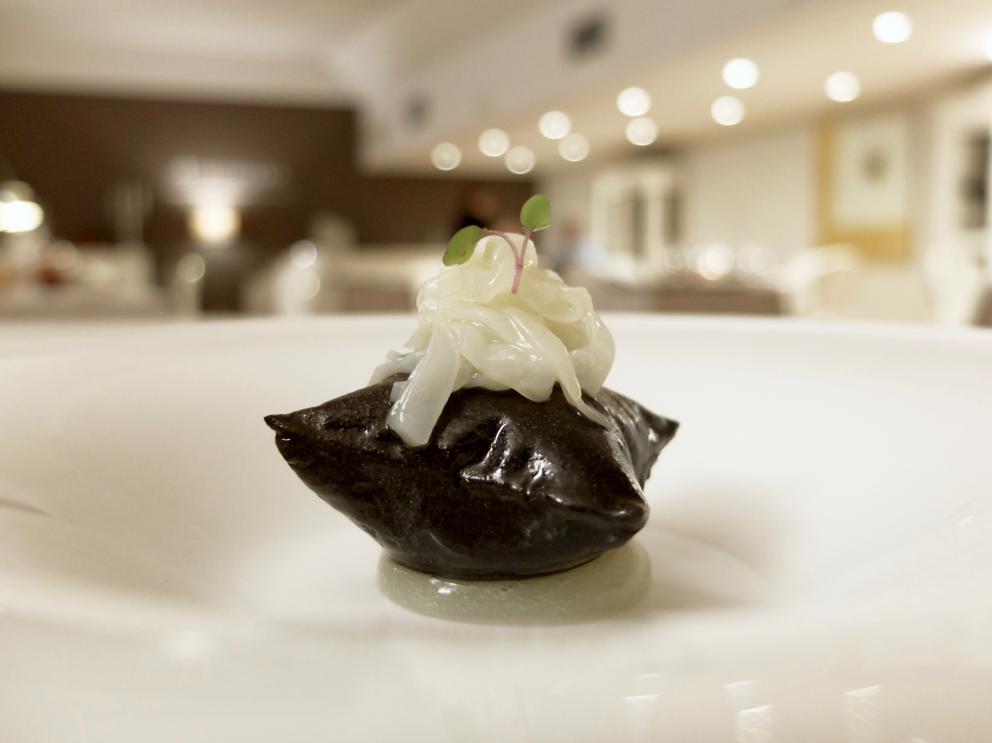 Galleria fotograficaLa nostra cena negli scatti di Tanio Liotta. S'inizia tranquilli con Crema di caprino, pere e noci
Cannolo di mais, tartare di manzo, confettura di fichi. Qui l'aroma della confettura &egrave; fin troppo prevalente, ma gi&agrave; si evidenzia una (bella) caratteristica della cucina di Pepe: l'uso intelligente delle note dolci, anche nei piatti salati
Biscotto d'acciughe, gel d'arancia, finocchio, olive nere
Spugna di prezzemolo, maionese al peperoncino
