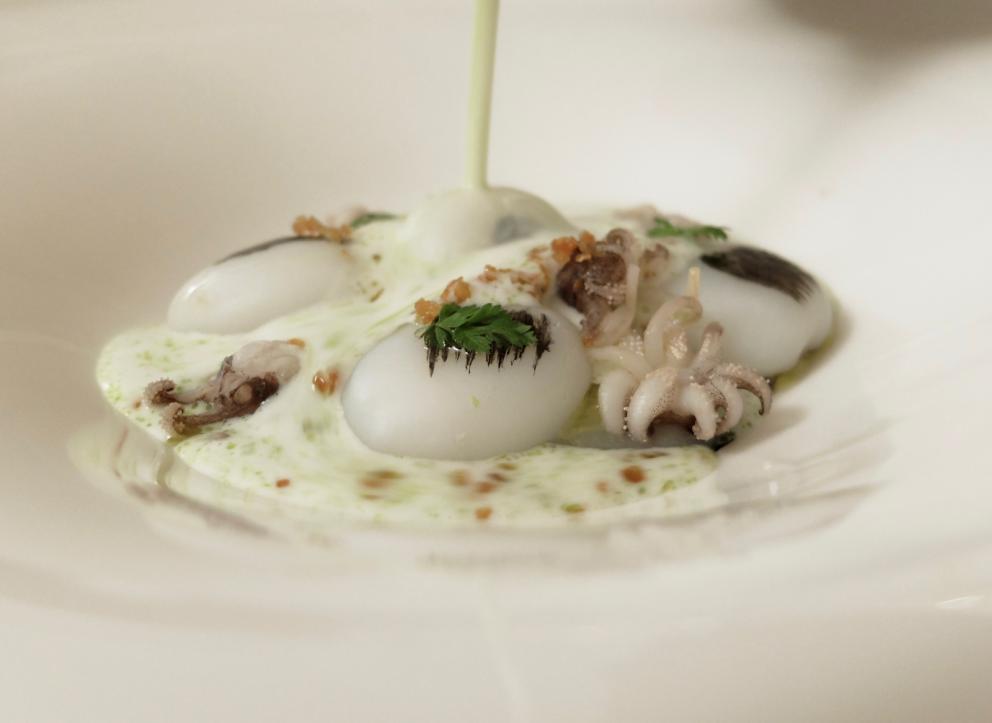 Galleria fotograficaLa nostra cena negli scatti di Tanio Liotta. S'inizia tranquilli con Crema di caprino, pere e noci
Cannolo di mais, tartare di manzo, confettura di fichi. Qui l'aroma della confettura &egrave; fin troppo prevalente, ma gi&agrave; si evidenzia una (bella) caratteristica della cucina di Pepe: l'uso intelligente delle note dolci, anche nei piatti salati
Biscotto d'acciughe, gel d'arancia, finocchio, olive nere
Spugna di prezzemolo, maionese al peperoncino
Calamari, air bag al nero di seppia, crema al bergamotto
