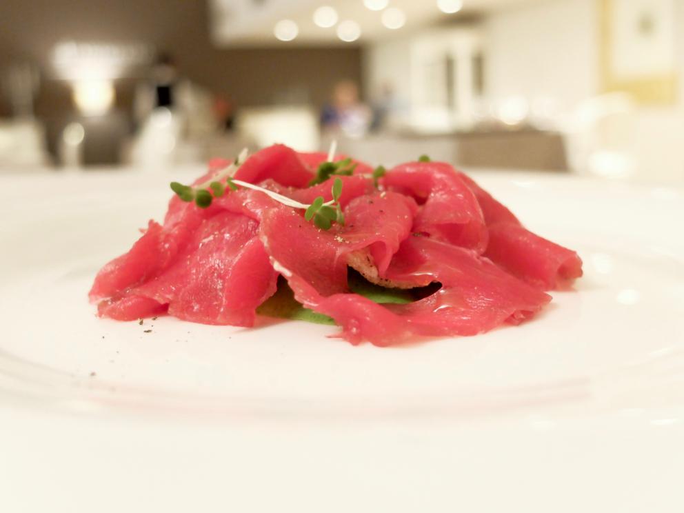 Galleria fotograficaLa nostra cena negli scatti di Tanio Liotta. S'inizia tranquilli con Crema di caprino, pere e noci
Cannolo di mais, tartare di manzo, confettura di fichi. Qui l'aroma della confettura &egrave; fin troppo prevalente, ma gi&agrave; si evidenzia una (bella) caratteristica della cucina di Pepe: l'uso intelligente delle note dolci, anche nei piatti salati
Biscotto d'acciughe, gel d'arancia, finocchio, olive nere
Spugna di prezzemolo, maionese al peperoncino
Calamari, air bag al nero di seppia, crema al bergamotto
Molto interessante la Genovese di seppie e bufala. Le seppie sono cotte a bassa temperatura, texture ovviamente perfetta. Poi salsa al nero, genovese di cipolle e acqua di bufala affumicata. Bei contrasti, ce ne fosse anche uno in pi&ugrave; (manca infatti un tocco acido) sarebbe un grandissimo piatto. &Egrave; "solo" buono
Sempre la&nbsp;Genovese di seppie e bufala, a impiattamento concluso
