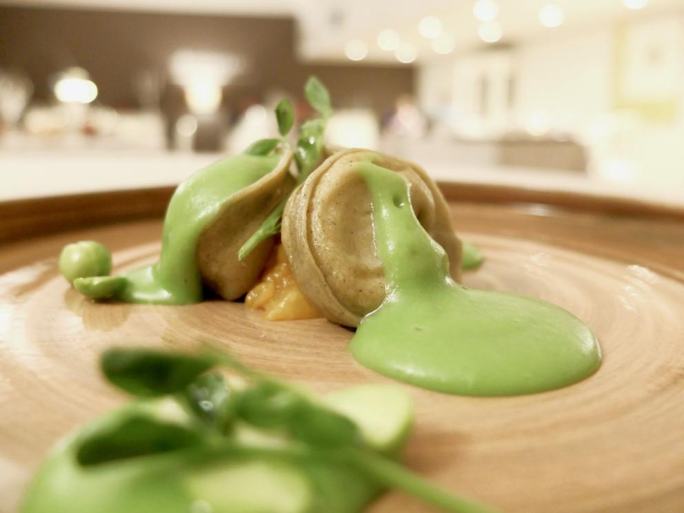 Galleria fotograficaLa nostra cena negli scatti di Tanio Liotta. S'inizia tranquilli con Crema di caprino, pere e noci
Cannolo di mais, tartare di manzo, confettura di fichi. Qui l'aroma della confettura &egrave; fin troppo prevalente, ma gi&agrave; si evidenzia una (bella) caratteristica della cucina di Pepe: l'uso intelligente delle note dolci, anche nei piatti salati
Biscotto d'acciughe, gel d'arancia, finocchio, olive nere
Spugna di prezzemolo, maionese al peperoncino
Calamari, air bag al nero di seppia, crema al bergamotto
Molto interessante la Genovese di seppie e bufala. Le seppie sono cotte a bassa temperatura, texture ovviamente perfetta. Poi salsa al nero, genovese di cipolle e acqua di bufala affumicata. Bei contrasti, ce ne fosse anche uno in pi&ugrave; (manca infatti un tocco acido) sarebbe un grandissimo piatto. &Egrave; "solo" buono
Sempre la&nbsp;Genovese di seppie e bufala, a impiattamento concluso
Sembra una portata semplice, ma nasconde davvero una trovata brillante, ed eccellente al palato: Manzo, grano saraceno, cardoncelli e rucola. Il manzo &egrave; piemontese, prima invecchiato un mese e poi marinato al miele altri due. Con il saraceno, i funghi e la nota della rucola, compone un piatto assai pratico (ce lo figuriamo tranquillamente anche in un catering esterno, per dire) ma godibilissimo, pieno e persino elegante. Bravi!
