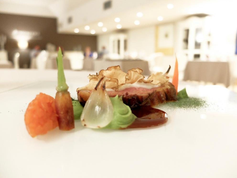 Galleria fotograficaLa nostra cena negli scatti di Tanio Liotta. S'inizia tranquilli con Crema di caprino, pere e noci
Cannolo di mais, tartare di manzo, confettura di fichi. Qui l'aroma della confettura &egrave; fin troppo prevalente, ma gi&agrave; si evidenzia una (bella) caratteristica della cucina di Pepe: l'uso intelligente delle note dolci, anche nei piatti salati
Biscotto d'acciughe, gel d'arancia, finocchio, olive nere
Spugna di prezzemolo, maionese al peperoncino
Calamari, air bag al nero di seppia, crema al bergamotto
Molto interessante la Genovese di seppie e bufala. Le seppie sono cotte a bassa temperatura, texture ovviamente perfetta. Poi salsa al nero, genovese di cipolle e acqua di bufala affumicata. Bei contrasti, ce ne fosse anche uno in pi&ugrave; (manca infatti un tocco acido) sarebbe un grandissimo piatto. &Egrave; "solo" buono
Sempre la&nbsp;Genovese di seppie e bufala, a impiattamento concluso
Sembra una portata semplice, ma nasconde davvero una trovata brillante, ed eccellente al palato: Manzo, grano saraceno, cardoncelli e rucola. Il manzo &egrave; piemontese, prima invecchiato un mese e poi marinato al miele altri due. Con il saraceno, i funghi e la nota della rucola, compone un piatto assai pratico (ce lo figuriamo tranquillamente anche in un catering esterno, per dire) ma godibilissimo, pieno e persino elegante. Bravi!
Altro bellissimo assaggio, persino sorpendente: Tortelli di grano arso, ricotta di capra, nespole e piselli. La sorpresa sta nell'uso delle nespole, che conferiscono una nota dolce-acida interessantissima, in un connubio che, sulla carta, non ci aveva attirato. In bocca invece funziona alla grande. Giusta anche la porzione, equilibrati gli aromi, con l'apporto dei piselli freschi, anche crudi, alla texture, l'aroma forte della capra, le nespole a stemperare. Un piatto piacevolmente lungo al palato, davvero riuscito
