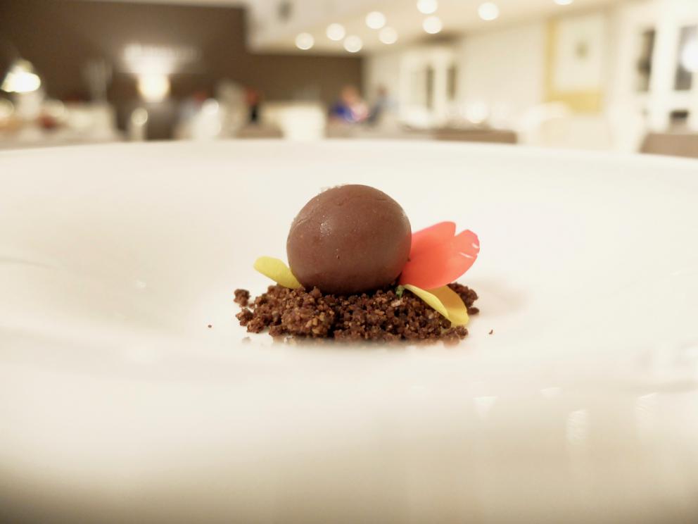 Galleria fotograficaLa nostra cena negli scatti di Tanio Liotta. S'inizia tranquilli con Crema di caprino, pere e noci
Cannolo di mais, tartare di manzo, confettura di fichi. Qui l'aroma della confettura &egrave; fin troppo prevalente, ma gi&agrave; si evidenzia una (bella) caratteristica della cucina di Pepe: l'uso intelligente delle note dolci, anche nei piatti salati
Biscotto d'acciughe, gel d'arancia, finocchio, olive nere
Spugna di prezzemolo, maionese al peperoncino
Calamari, air bag al nero di seppia, crema al bergamotto
Molto interessante la Genovese di seppie e bufala. Le seppie sono cotte a bassa temperatura, texture ovviamente perfetta. Poi salsa al nero, genovese di cipolle e acqua di bufala affumicata. Bei contrasti, ce ne fosse anche uno in pi&ugrave; (manca infatti un tocco acido) sarebbe un grandissimo piatto. &Egrave; "solo" buono
Sempre la&nbsp;Genovese di seppie e bufala, a impiattamento concluso
Sembra una portata semplice, ma nasconde davvero una trovata brillante, ed eccellente al palato: Manzo, grano saraceno, cardoncelli e rucola. Il manzo &egrave; piemontese, prima invecchiato un mese e poi marinato al miele altri due. Con il saraceno, i funghi e la nota della rucola, compone un piatto assai pratico (ce lo figuriamo tranquillamente anche in un catering esterno, per dire) ma godibilissimo, pieno e persino elegante. Bravi!
Altro bellissimo assaggio, persino sorpendente: Tortelli di grano arso, ricotta di capra, nespole e piselli. La sorpresa sta nell'uso delle nespole, che conferiscono una nota dolce-acida interessantissima, in un connubio che, sulla carta, non ci aveva attirato. In bocca invece funziona alla grande. Giusta anche la porzione, equilibrati gli aromi, con l'apporto dei piselli freschi, anche crudi, alla texture, l'aroma forte della capra, le nespole a stemperare. Un piatto piacevolmente lungo al palato, davvero riuscito
Anatra, chutney di carota, carote baby, crema di broccoli, crema di daikon, topinambur croccanti, cipollotto e riduzione di arancia. Si mantiene su alti livelli, ancora perfette le tecniche e le cotture
