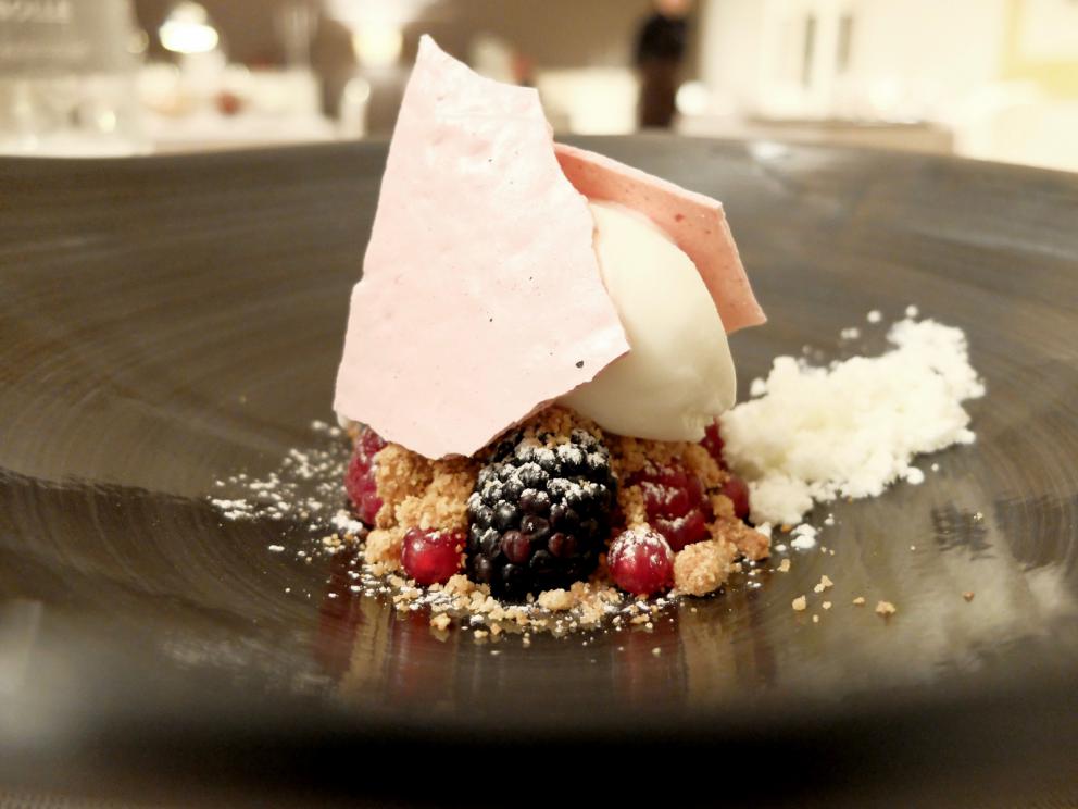 Galleria fotograficaLa nostra cena negli scatti di Tanio Liotta. S'inizia tranquilli con Crema di caprino, pere e noci
Cannolo di mais, tartare di manzo, confettura di fichi. Qui l'aroma della confettura &egrave; fin troppo prevalente, ma gi&agrave; si evidenzia una (bella) caratteristica della cucina di Pepe: l'uso intelligente delle note dolci, anche nei piatti salati
Biscotto d'acciughe, gel d'arancia, finocchio, olive nere
Spugna di prezzemolo, maionese al peperoncino
Calamari, air bag al nero di seppia, crema al bergamotto
Molto interessante la Genovese di seppie e bufala. Le seppie sono cotte a bassa temperatura, texture ovviamente perfetta. Poi salsa al nero, genovese di cipolle e acqua di bufala affumicata. Bei contrasti, ce ne fosse anche uno in pi&ugrave; (manca infatti un tocco acido) sarebbe un grandissimo piatto. &Egrave; "solo" buono
Sempre la&nbsp;Genovese di seppie e bufala, a impiattamento concluso
Sembra una portata semplice, ma nasconde davvero una trovata brillante, ed eccellente al palato: Manzo, grano saraceno, cardoncelli e rucola. Il manzo &egrave; piemontese, prima invecchiato un mese e poi marinato al miele altri due. Con il saraceno, i funghi e la nota della rucola, compone un piatto assai pratico (ce lo figuriamo tranquillamente anche in un catering esterno, per dire) ma godibilissimo, pieno e persino elegante. Bravi!
Altro bellissimo assaggio, persino sorpendente: Tortelli di grano arso, ricotta di capra, nespole e piselli. La sorpresa sta nell'uso delle nespole, che conferiscono una nota dolce-acida interessantissima, in un connubio che, sulla carta, non ci aveva attirato. In bocca invece funziona alla grande. Giusta anche la porzione, equilibrati gli aromi, con l'apporto dei piselli freschi, anche crudi, alla texture, l'aroma forte della capra, le nespole a stemperare. Un piatto piacevolmente lungo al palato, davvero riuscito
Anatra, chutney di carota, carote baby, crema di broccoli, crema di daikon, topinambur croccanti, cipollotto e riduzione di arancia. Si mantiene su alti livelli, ancora perfette le tecniche e le cotture
Buona anche la&nbsp;Sfera di cioccolato, crema di mirtilli, crumble al cacao salato
