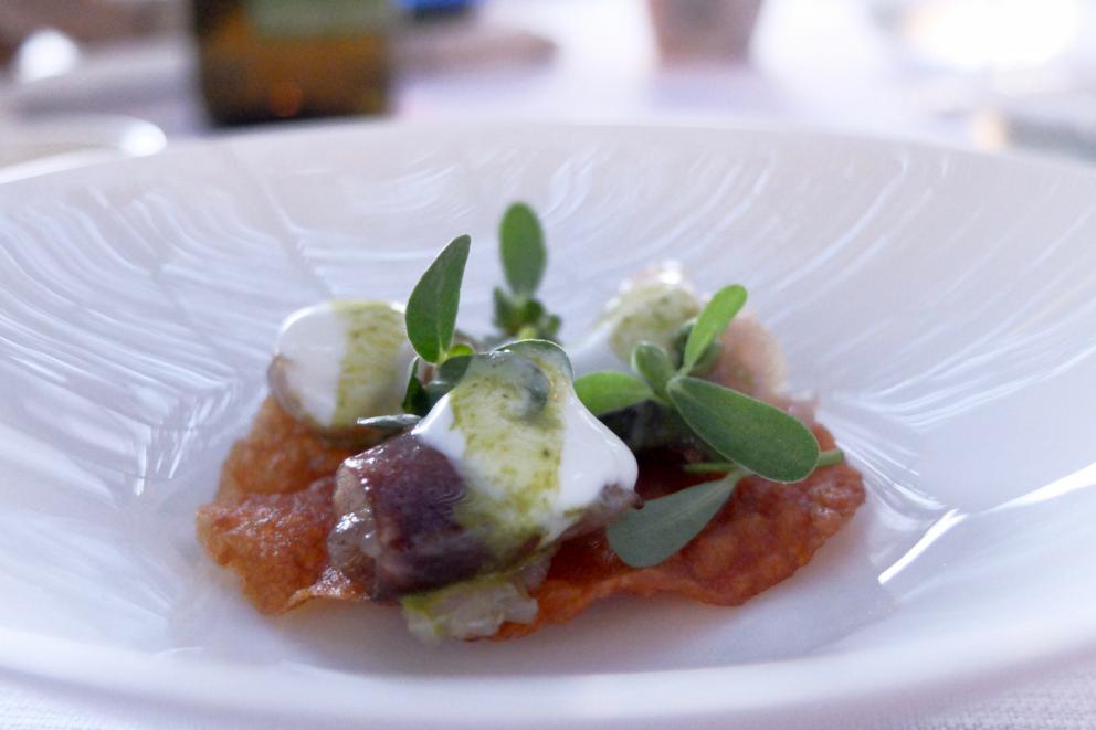 Galleria fotografica






Bella cena al Villa Pignano di Borgo Pignano, negli scatti di Tanio Liotta. S'inizia con Camouflage di melanzana alla parmigiana e burrata, con crema di pane, di pomodoro candito e di basilico







