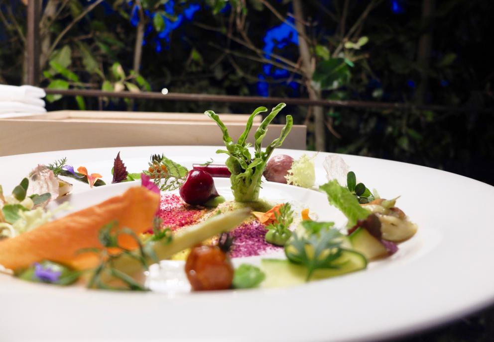 Galleria fotografica






Bella cena al Villa Pignano di Borgo Pignano, negli scatti di Tanio Liotta. S'inizia con Camouflage di melanzana alla parmigiana e burrata, con crema di pane, di pomodoro candito e di basilico









Chips di calamaro croccante, carpaccio di muggine affumicato, yogurt di capra






