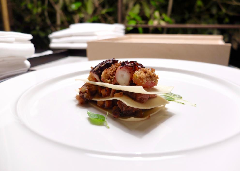 Galleria fotografica






Bella cena al Villa Pignano di Borgo Pignano, negli scatti di Tanio Liotta. S'inizia con Camouflage di melanzana alla parmigiana e burrata, con crema di pane, di pomodoro candito e di basilico









Chips di calamaro croccante, carpaccio di muggine affumicato, yogurt di capra









Un'insalata con le verdure dell'orto cotte, crude e disidratate, e formaggio fresco di capra. Molto piacevole









Gambero alla panzanella, estratto di cetriolo e zenzero, crema di pane e pomodoro, cipolla sbianchita, caviale di basilico, erbe






