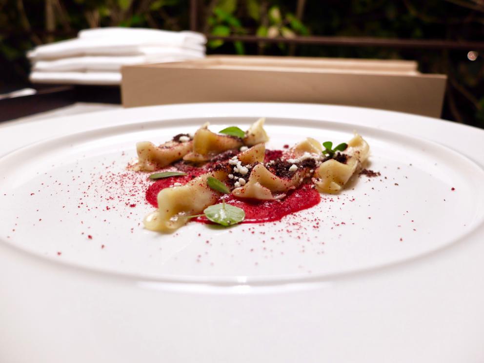 Galleria fotografica






Bella cena al Villa Pignano di Borgo Pignano, negli scatti di Tanio Liotta. S'inizia con Camouflage di melanzana alla parmigiana e burrata, con crema di pane, di pomodoro candito e di basilico









Chips di calamaro croccante, carpaccio di muggine affumicato, yogurt di capra









Un'insalata con le verdure dell'orto cotte, crude e disidratate, e formaggio fresco di capra. Molto piacevole









Gambero alla panzanella, estratto di cetriolo e zenzero, crema di pane e pomodoro, cipolla sbianchita, caviale di basilico, erbe









Esperimento da rivedere, questa lasagnetta al polpo






