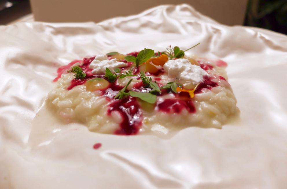 Galleria fotografica






Bella cena al Villa Pignano di Borgo Pignano, negli scatti di Tanio Liotta. S'inizia con Camouflage di melanzana alla parmigiana e burrata, con crema di pane, di pomodoro candito e di basilico









Chips di calamaro croccante, carpaccio di muggine affumicato, yogurt di capra









Un'insalata con le verdure dell'orto cotte, crude e disidratate, e formaggio fresco di capra. Molto piacevole









Gambero alla panzanella, estratto di cetriolo e zenzero, crema di pane e pomodoro, cipolla sbianchita, caviale di basilico, erbe









Esperimento da rivedere, questa lasagnetta al polpo









Cannellone al Guttus, lamponi e olive, con cioccolato bianco






