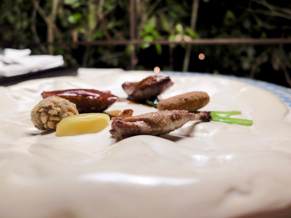 Galleria fotografica






Bella cena al Villa Pignano di Borgo Pignano, negli scatti di Tanio Liotta. S'inizia con Camouflage di melanzana alla parmigiana e burrata, con crema di pane, di pomodoro candito e di basilico









Chips di calamaro croccante, carpaccio di muggine affumicato, yogurt di capra









Un'insalata con le verdure dell'orto cotte, crude e disidratate, e formaggio fresco di capra. Molto piacevole









Gambero alla panzanella, estratto di cetriolo e zenzero, crema di pane e pomodoro, cipolla sbianchita, caviale di basilico, erbe









Esperimento da rivedere, questa lasagnetta al polpo









Cannellone al Guttus, lamponi e olive, con cioccolato bianco









Ottimo il Risotto Carnaroli di Maremma con parmigiano, gocce di extravergine al limone, estratto di barbabietola e ribes, con primo sale home made, purea di pesca e 10 erbe e fiori aromatici









Morone al verde







