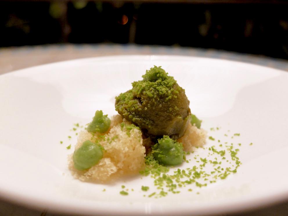 Galleria fotografica






Bella cena al Villa Pignano di Borgo Pignano, negli scatti di Tanio Liotta. S'inizia con Camouflage di melanzana alla parmigiana e burrata, con crema di pane, di pomodoro candito e di basilico









Chips di calamaro croccante, carpaccio di muggine affumicato, yogurt di capra









Un'insalata con le verdure dell'orto cotte, crude e disidratate, e formaggio fresco di capra. Molto piacevole









Gambero alla panzanella, estratto di cetriolo e zenzero, crema di pane e pomodoro, cipolla sbianchita, caviale di basilico, erbe









Esperimento da rivedere, questa lasagnetta al polpo









Cannellone al Guttus, lamponi e olive, con cioccolato bianco









Ottimo il Risotto Carnaroli di Maremma con parmigiano, gocce di extravergine al limone, estratto di barbabietola e ribes, con primo sale home made, purea di pesca e 10 erbe e fiori aromatici









Morone al verde









Il piccione






