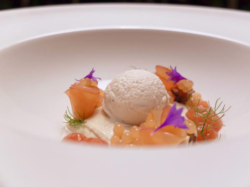 Galleria fotografica






Bella cena al Villa Pignano di Borgo Pignano, negli scatti di Tanio Liotta. S'inizia con Camouflage di melanzana alla parmigiana e burrata, con crema di pane, di pomodoro candito e di basilico









Chips di calamaro croccante, carpaccio di muggine affumicato, yogurt di capra









Un'insalata con le verdure dell'orto cotte, crude e disidratate, e formaggio fresco di capra. Molto piacevole









Gambero alla panzanella, estratto di cetriolo e zenzero, crema di pane e pomodoro, cipolla sbianchita, caviale di basilico, erbe









Esperimento da rivedere, questa lasagnetta al polpo









Cannellone al Guttus, lamponi e olive, con cioccolato bianco









Ottimo il Risotto Carnaroli di Maremma con parmigiano, gocce di extravergine al limone, estratto di barbabietola e ribes, con primo sale home made, purea di pesca e 10 erbe e fiori aromatici









Morone al verde









Il piccione









Pan di Spagna, succo e scorza di limone, piselli freschi dolcificati e sorbetto di basilico









Crostatina di frutta e verdura






