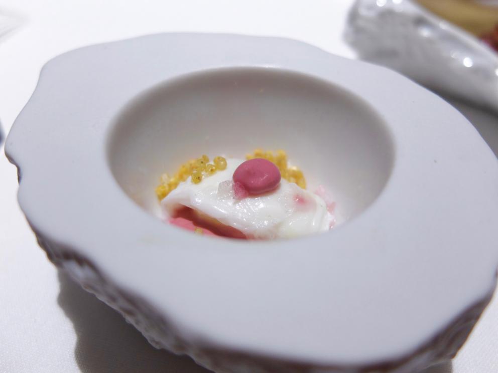 Galleria fotografica






La cena da Arnolfo negli scatti di Tanio Liotta. S’inizia con gli appetizer: Tartare di Chianina di Simone Fracassi (leggi anche: La crociata di Fracassi, re della Chianina), maionese vegana alle olive e olio in polvere









Fiore di zucca ripieno di ricotta, pomodoro candito









Biscotto ripieno di guancia di dentice con sesamo e spuma di peperone giallo






