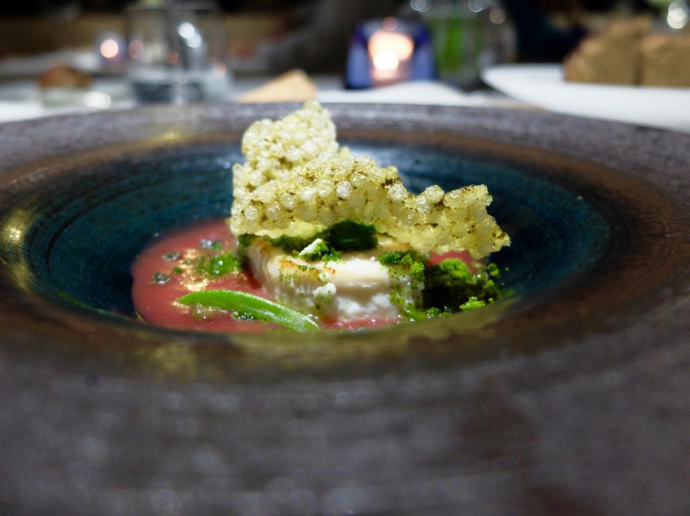 Galleria fotografica






La cena da Arnolfo negli scatti di Tanio Liotta. S’inizia con gli appetizer: Tartare di Chianina di Simone Fracassi (leggi anche: La crociata di Fracassi, re della Chianina), maionese vegana alle olive e olio in polvere









Fiore di zucca ripieno di ricotta, pomodoro candito









Biscotto ripieno di guancia di dentice con sesamo e spuma di peperone giallo









Buonissimo l’Uovo di quaglia in camicia, miglio croccante, maionese di barbabietola









Polpo arrosto, salsa di mango, salicornia, cialda di crostacei









Trovato da due anni ha eliminato dalla propria cucina le materie prime importante, celebra volentieri i grandi prodotti della Toscana. Nascono così piatti come il Pollo del Valdarno (di Laura Peri), pomodori secchi, patate novelle, tartufo






