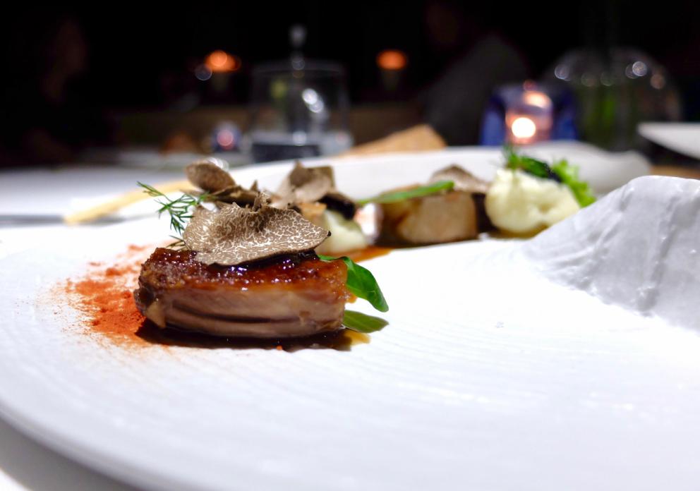Galleria fotografica






La cena da Arnolfo negli scatti di Tanio Liotta. S’inizia con gli appetizer: Tartare di Chianina di Simone Fracassi (leggi anche: La crociata di Fracassi, re della Chianina), maionese vegana alle olive e olio in polvere









Fiore di zucca ripieno di ricotta, pomodoro candito









Biscotto ripieno di guancia di dentice con sesamo e spuma di peperone giallo









Buonissimo l’Uovo di quaglia in camicia, miglio croccante, maionese di barbabietola









Polpo arrosto, salsa di mango, salicornia, cialda di crostacei






