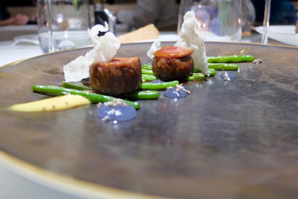 Galleria fotografica






La cena da Arnolfo negli scatti di Tanio Liotta. S’inizia con gli appetizer: Tartare di Chianina di Simone Fracassi (leggi anche: La crociata di Fracassi, re della Chianina), maionese vegana alle olive e olio in polvere









Fiore di zucca ripieno di ricotta, pomodoro candito









Biscotto ripieno di guancia di dentice con sesamo e spuma di peperone giallo









Buonissimo l’Uovo di quaglia in camicia, miglio croccante, maionese di barbabietola









Polpo arrosto, salsa di mango, salicornia, cialda di crostacei









Trovato da due anni ha eliminato dalla propria cucina le materie prime importante, celebra volentieri i grandi prodotti della Toscana. Nascono così piatti come il Pollo del Valdarno (di Laura Peri), pomodori secchi, patate novelle, tartufo









Storione bianco, capperi di Pantelleria, basilico









San Pietro, peperoni dolci, cipolle caramellate, quinoa croccante, foglia ostrica






