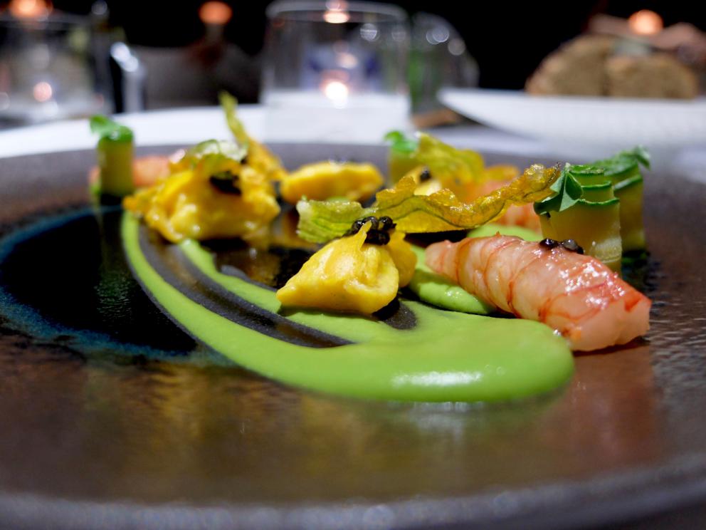 Galleria fotografica






La cena da Arnolfo negli scatti di Tanio Liotta. S’inizia con gli appetizer: Tartare di Chianina di Simone Fracassi (leggi anche: La crociata di Fracassi, re della Chianina), maionese vegana alle olive e olio in polvere









Fiore di zucca ripieno di ricotta, pomodoro candito









Biscotto ripieno di guancia di dentice con sesamo e spuma di peperone giallo









Buonissimo l’Uovo di quaglia in camicia, miglio croccante, maionese di barbabietola









Polpo arrosto, salsa di mango, salicornia, cialda di crostacei









Trovato da due anni ha eliminato dalla propria cucina le materie prime importante, celebra volentieri i grandi prodotti della Toscana. Nascono così piatti come il Pollo del Valdarno (di Laura Peri), pomodori secchi, patate novelle, tartufo









Storione bianco, capperi di Pantelleria, basilico









San Pietro, peperoni dolci, cipolle caramellate, quinoa croccante, foglia ostrica









Filetto d’agnello del Casentino, senape di Digione, fagiolini verdi, gel e semi di lavanda: squisito









Tortelli, ricotta di pecora, melanzane viola, peperoni rossi






