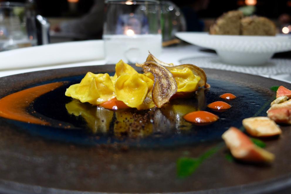 Galleria fotografica






La cena da Arnolfo negli scatti di Tanio Liotta. S’inizia con gli appetizer: Tartare di Chianina di Simone Fracassi (leggi anche: La crociata di Fracassi, re della Chianina), maionese vegana alle olive e olio in polvere









Fiore di zucca ripieno di ricotta, pomodoro candito









Biscotto ripieno di guancia di dentice con sesamo e spuma di peperone giallo









Buonissimo l’Uovo di quaglia in camicia, miglio croccante, maionese di barbabietola









Polpo arrosto, salsa di mango, salicornia, cialda di crostacei









Trovato da due anni ha eliminato dalla propria cucina le materie prime importante, celebra volentieri i grandi prodotti della Toscana. Nascono così piatti come il Pollo del Valdarno (di Laura Peri), pomodori secchi, patate novelle, tartufo









Storione bianco, capperi di Pantelleria, basilico









San Pietro, peperoni dolci, cipolle caramellate, quinoa croccante, foglia ostrica









Filetto d’agnello del Casentino, senape di Digione, fagiolini verdi, gel e semi di lavanda: squisito






