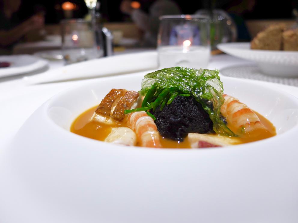 Galleria fotografica






La cena da Arnolfo negli scatti di Tanio Liotta. S’inizia con gli appetizer: Tartare di Chianina di Simone Fracassi (leggi anche: La crociata di Fracassi, re della Chianina), maionese vegana alle olive e olio in polvere









Fiore di zucca ripieno di ricotta, pomodoro candito









Biscotto ripieno di guancia di dentice con sesamo e spuma di peperone giallo









Buonissimo l’Uovo di quaglia in camicia, miglio croccante, maionese di barbabietola









Polpo arrosto, salsa di mango, salicornia, cialda di crostacei









Trovato da due anni ha eliminato dalla propria cucina le materie prime importante, celebra volentieri i grandi prodotti della Toscana. Nascono così piatti come il Pollo del Valdarno (di Laura Peri), pomodori secchi, patate novelle, tartufo









Storione bianco, capperi di Pantelleria, basilico









San Pietro, peperoni dolci, cipolle caramellate, quinoa croccante, foglia ostrica









Filetto d’agnello del Casentino, senape di Digione, fagiolini verdi, gel e semi di lavanda: squisito









Tortelli, ricotta di pecora, melanzane viola, peperoni rossi









Favolosi gli Agnolotti, gamberi rossi, zucchine, fiori di zucca fritti, caviale oscietra Calvisius






