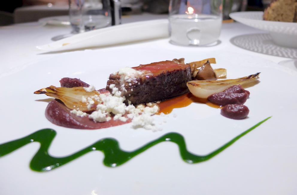 Galleria fotografica






La cena da Arnolfo negli scatti di Tanio Liotta. S’inizia con gli appetizer: Tartare di Chianina di Simone Fracassi (leggi anche: La crociata di Fracassi, re della Chianina), maionese vegana alle olive e olio in polvere









Fiore di zucca ripieno di ricotta, pomodoro candito









Biscotto ripieno di guancia di dentice con sesamo e spuma di peperone giallo









Buonissimo l’Uovo di quaglia in camicia, miglio croccante, maionese di barbabietola









Polpo arrosto, salsa di mango, salicornia, cialda di crostacei









Trovato da due anni ha eliminato dalla propria cucina le materie prime importante, celebra volentieri i grandi prodotti della Toscana. Nascono così piatti come il Pollo del Valdarno (di Laura Peri), pomodori secchi, patate novelle, tartufo









Storione bianco, capperi di Pantelleria, basilico









San Pietro, peperoni dolci, cipolle caramellate, quinoa croccante, foglia ostrica









Filetto d’agnello del Casentino, senape di Digione, fagiolini verdi, gel e semi di lavanda: squisito









Tortelli, ricotta di pecora, melanzane viola, peperoni rossi









Favolosi gli Agnolotti, gamberi rossi, zucchine, fiori di zucca fritti, caviale oscietra Calvisius









Cacciucco del mar Tirreno: pesci, crostacei e molluschi. La spugna è di nero di seppia









Dentice arrosto, limone, melanzane perline, aglio fermentato






