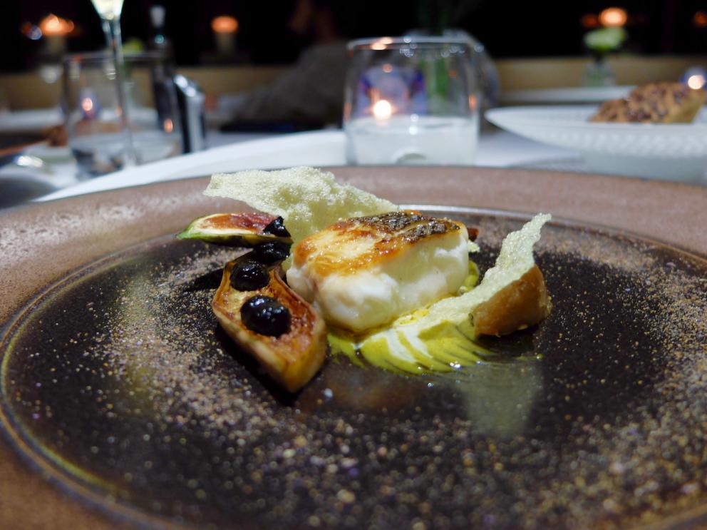 Galleria fotografica






La cena da Arnolfo negli scatti di Tanio Liotta. S’inizia con gli appetizer: Tartare di Chianina di Simone Fracassi (leggi anche: La crociata di Fracassi, re della Chianina), maionese vegana alle olive e olio in polvere









Fiore di zucca ripieno di ricotta, pomodoro candito









Biscotto ripieno di guancia di dentice con sesamo e spuma di peperone giallo









Buonissimo l’Uovo di quaglia in camicia, miglio croccante, maionese di barbabietola









Polpo arrosto, salsa di mango, salicornia, cialda di crostacei









Trovato da due anni ha eliminato dalla propria cucina le materie prime importante, celebra volentieri i grandi prodotti della Toscana. Nascono così piatti come il Pollo del Valdarno (di Laura Peri), pomodori secchi, patate novelle, tartufo









Storione bianco, capperi di Pantelleria, basilico









San Pietro, peperoni dolci, cipolle caramellate, quinoa croccante, foglia ostrica









Filetto d’agnello del Casentino, senape di Digione, fagiolini verdi, gel e semi di lavanda: squisito









Tortelli, ricotta di pecora, melanzane viola, peperoni rossi









Favolosi gli Agnolotti, gamberi rossi, zucchine, fiori di zucca fritti, caviale oscietra Calvisius









Cacciucco del mar Tirreno: pesci, crostacei e molluschi. La spugna è di nero di seppia






