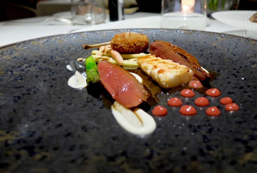 Galleria fotografica






La cena da Arnolfo negli scatti di Tanio Liotta. S’inizia con gli appetizer: Tartare di Chianina di Simone Fracassi (leggi anche: La crociata di Fracassi, re della Chianina), maionese vegana alle olive e olio in polvere









Fiore di zucca ripieno di ricotta, pomodoro candito









Biscotto ripieno di guancia di dentice con sesamo e spuma di peperone giallo









Buonissimo l’Uovo di quaglia in camicia, miglio croccante, maionese di barbabietola









Polpo arrosto, salsa di mango, salicornia, cialda di crostacei









Trovato da due anni ha eliminato dalla propria cucina le materie prime importante, celebra volentieri i grandi prodotti della Toscana. Nascono così piatti come il Pollo del Valdarno (di Laura Peri), pomodori secchi, patate novelle, tartufo









Storione bianco, capperi di Pantelleria, basilico









San Pietro, peperoni dolci, cipolle caramellate, quinoa croccante, foglia ostrica









Filetto d’agnello del Casentino, senape di Digione, fagiolini verdi, gel e semi di lavanda: squisito









Tortelli, ricotta di pecora, melanzane viola, peperoni rossi









Favolosi gli Agnolotti, gamberi rossi, zucchine, fiori di zucca fritti, caviale oscietra Calvisius









Cacciucco del mar Tirreno: pesci, crostacei e molluschi. La spugna è di nero di seppia









Dentice arrosto, limone, melanzane perline, aglio fermentato









Taglio di bistecca Chianina Igp Selezione Simone Fracassi, cipollotto fresco, rosmarino, polvere di extravergine d’oliva






