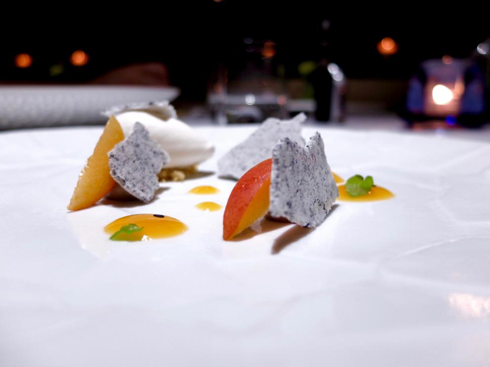 Galleria fotografica






La cena da Arnolfo negli scatti di Tanio Liotta. S’inizia con gli appetizer: Tartare di Chianina di Simone Fracassi (leggi anche: La crociata di Fracassi, re della Chianina), maionese vegana alle olive e olio in polvere









Fiore di zucca ripieno di ricotta, pomodoro candito









Biscotto ripieno di guancia di dentice con sesamo e spuma di peperone giallo









Buonissimo l’Uovo di quaglia in camicia, miglio croccante, maionese di barbabietola









Polpo arrosto, salsa di mango, salicornia, cialda di crostacei









Trovato da due anni ha eliminato dalla propria cucina le materie prime importante, celebra volentieri i grandi prodotti della Toscana. Nascono così piatti come il Pollo del Valdarno (di Laura Peri), pomodori secchi, patate novelle, tartufo









Storione bianco, capperi di Pantelleria, basilico









San Pietro, peperoni dolci, cipolle caramellate, quinoa croccante, foglia ostrica









Filetto d’agnello del Casentino, senape di Digione, fagiolini verdi, gel e semi di lavanda: squisito









Tortelli, ricotta di pecora, melanzane viola, peperoni rossi









Favolosi gli Agnolotti, gamberi rossi, zucchine, fiori di zucca fritti, caviale oscietra Calvisius









Cacciucco del mar Tirreno: pesci, crostacei e molluschi. La spugna è di nero di seppia









Dentice arrosto, limone, melanzane perline, aglio fermentato









Taglio di bistecca Chianina Igp Selezione Simone Fracassi, cipollotto fresco, rosmarino, polvere di extravergine d’oliva









Piccione di Laura Peri: petto, coscia croccante, rabarbaro, mandorle, scampo arrostito. Perfetto









Pesche bianche, bergamotto, moscato









Mascarpone, pistacchio, caffè






